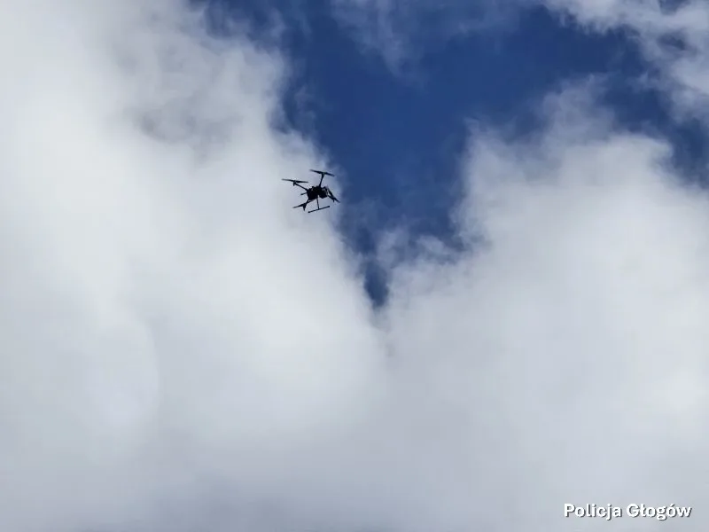 Dron spadł na stadionie w Głogowie, operator zatrzymany za nietrzeźwość