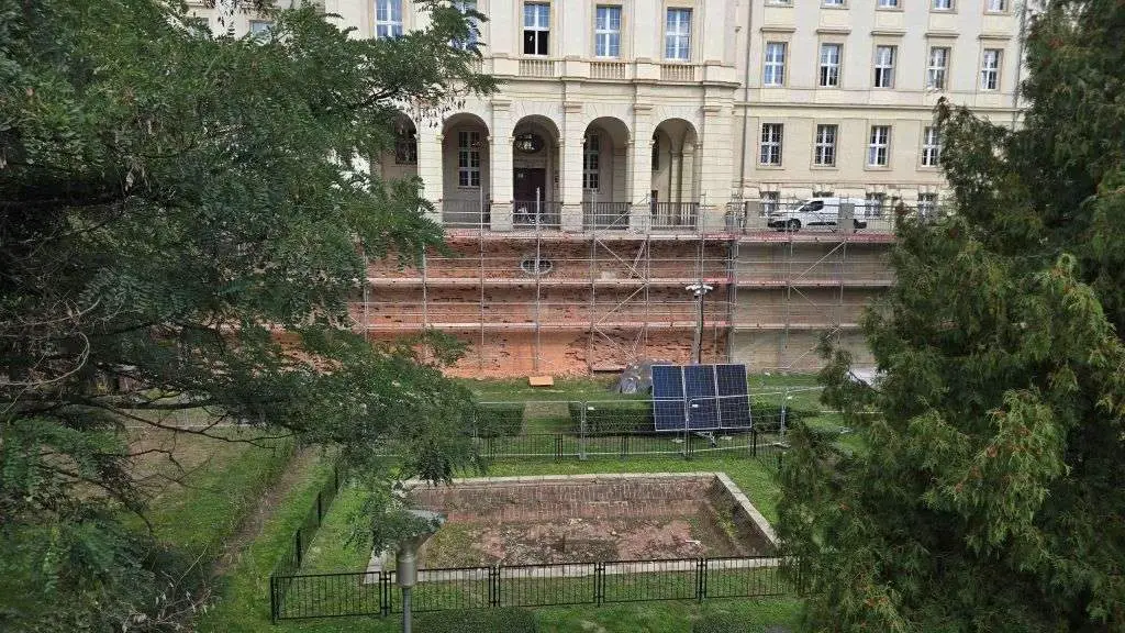 Remont muru w fosie miejskiej w Głogowie